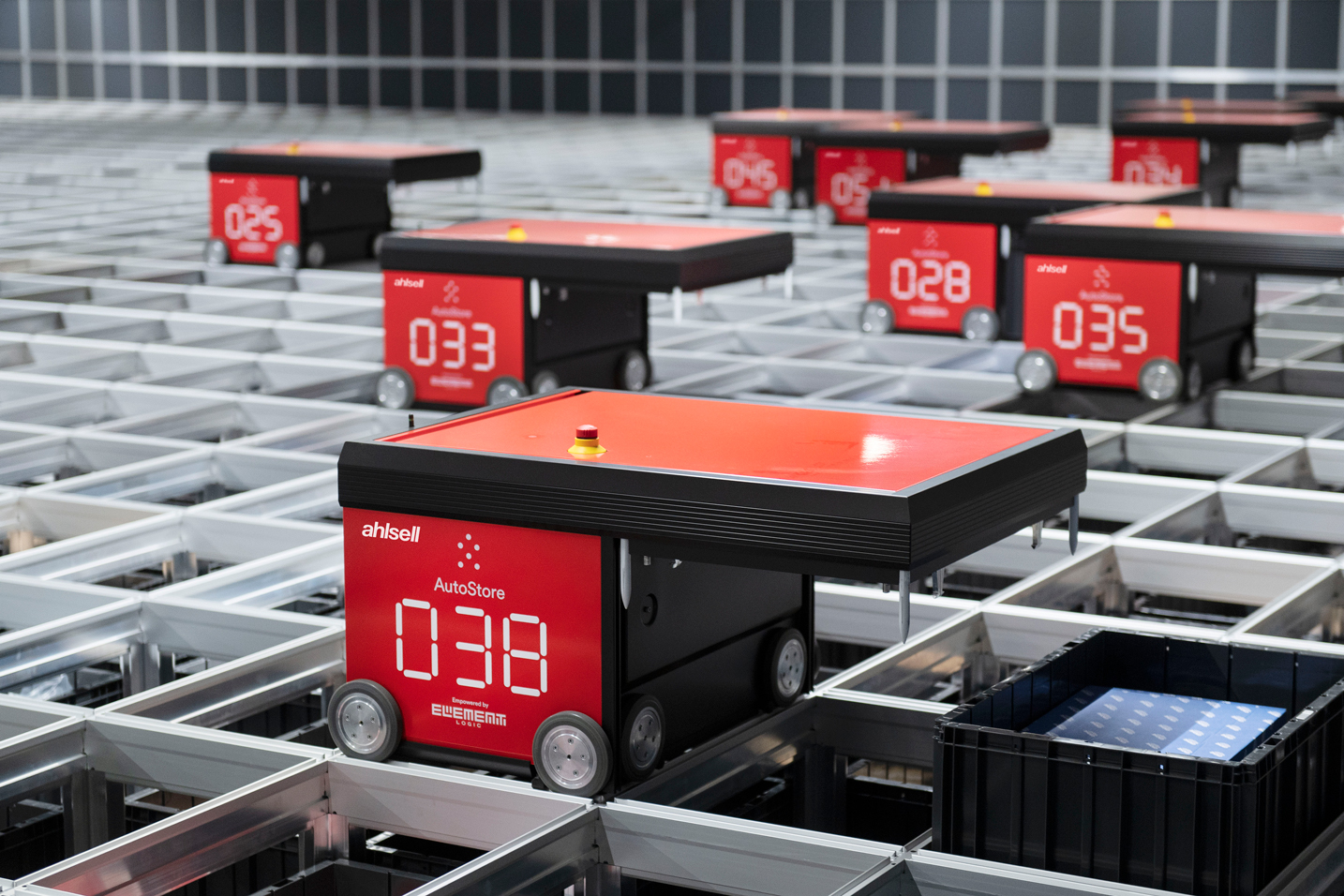 Ny-designede ergonomiske pakkestationer på Ahlsells robotlager