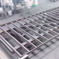 En spids stålbjælke i ét hug