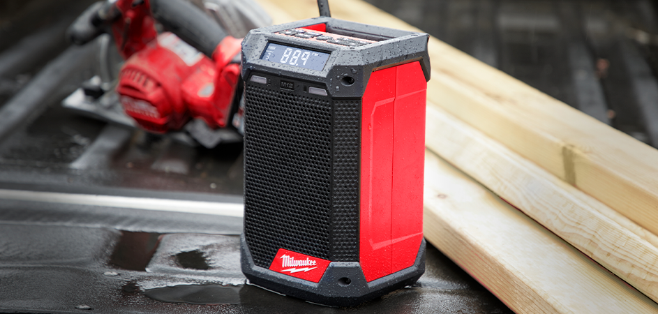 Ny batteridrevet arbejdsradio fra Milwaukee kan både oplade værktøj, hænges op og skrue op for den gode lyd