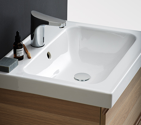 Berøringsfrit blandingsbatteri til både batteri- og netdrift