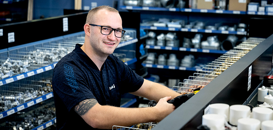 Tobias har gjort lynkarriere: Fra elev til butiksalgschef som 24-årig