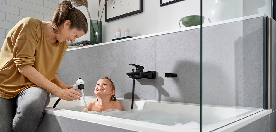 Jocolino børnebruserne fra Hansgrohe gør badetid sjovt for barnet og langt nemmere for mor og far