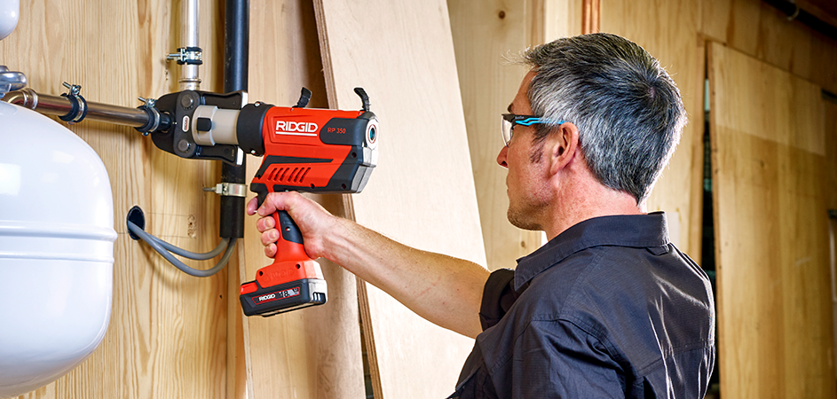 Nu er press muligt fra selv umulige vinkler med den kraftfulde og servicefri RIDGID RP-350 pressmaskine